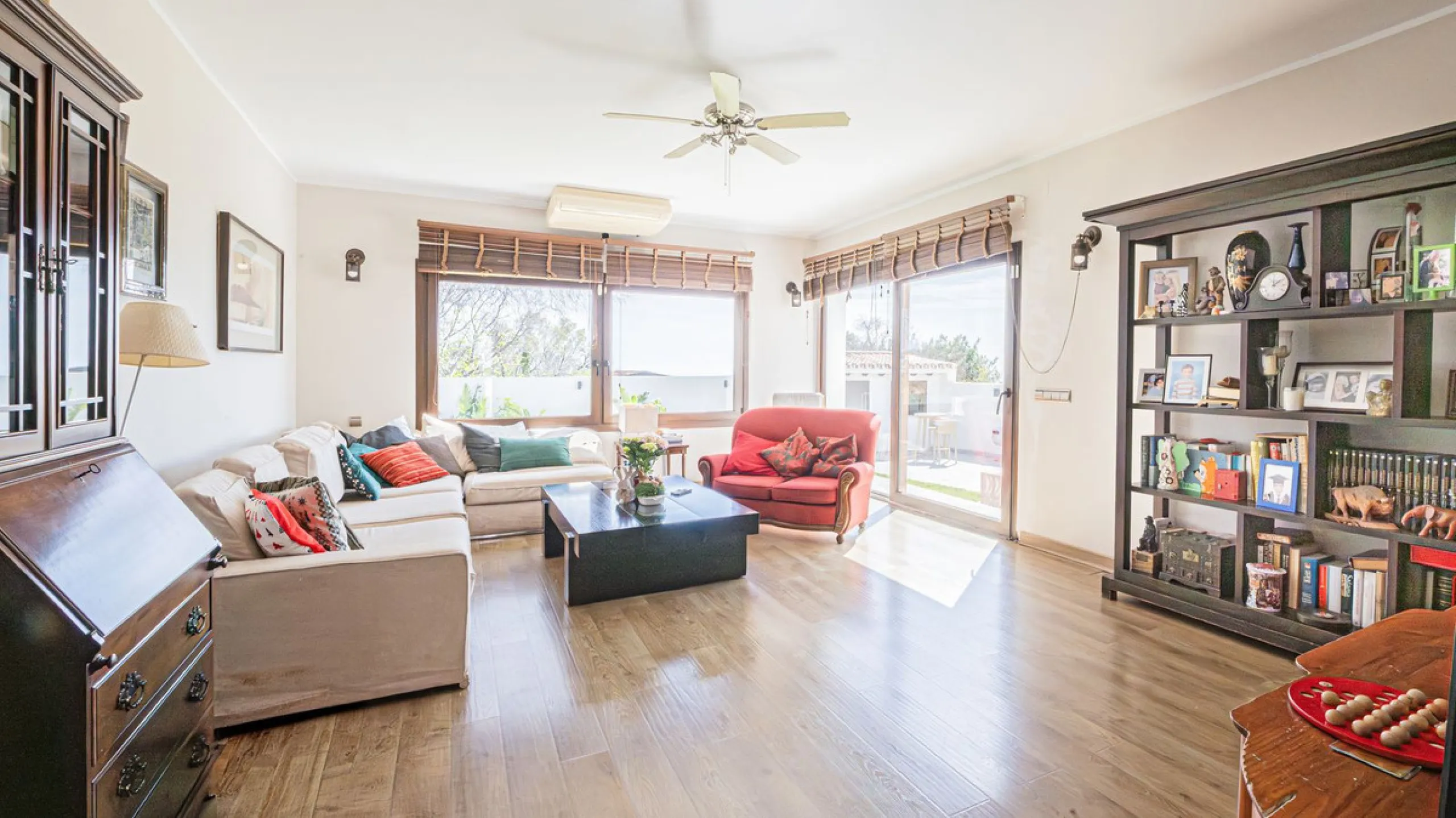 Exclusive luxury villa located in a quiet area between Benalmádena Pueblo and the coast, ideal for enjoying privacy and a Mediterranean lifestyle.