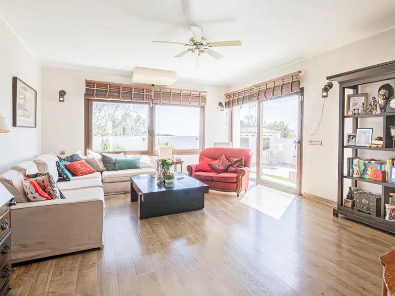 Exclusive luxury villa located in a quiet area between Benalmádena Pueblo and the coast, ideal for enjoying privacy and a Mediterranean lifestyle.