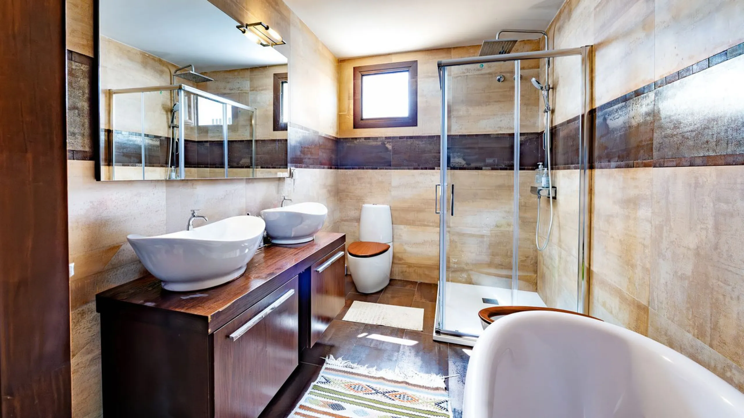 Exclusive luxury villa located in a quiet area between Benalmádena Pueblo and the coast, ideal for enjoying privacy and a Mediterranean lifestyle.
