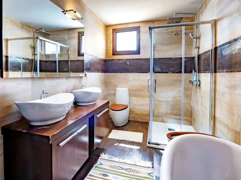 Exclusive luxury villa located in a quiet area between Benalmádena Pueblo and the coast, ideal for enjoying privacy and a Mediterranean lifestyle.