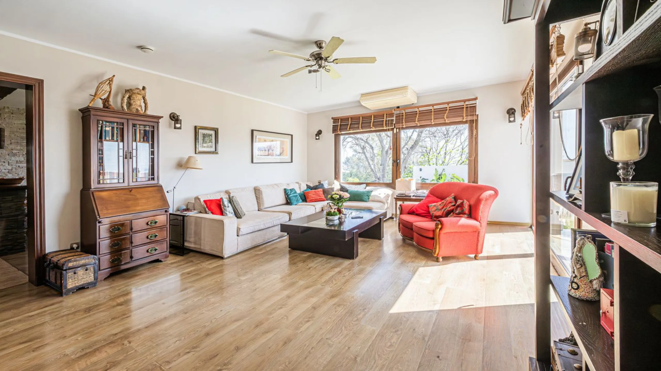 Exclusive luxury villa located in a quiet area between Benalmádena Pueblo and the coast, ideal for enjoying privacy and a Mediterranean lifestyle.
