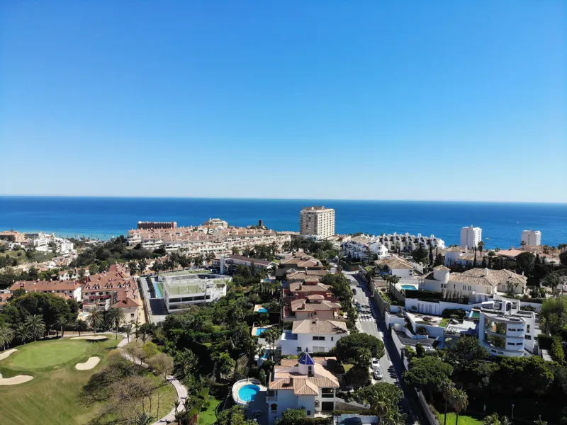 Semi Detached Villa for sale in , Benalmadena with 5 bedrooms, 3 bathrooms, 3 en suite bathrooms, 1 toilet and with orientation south/east, with communal swimming pool, private garage (2 parking spaces) and private garden. Regarding property dimensions, i