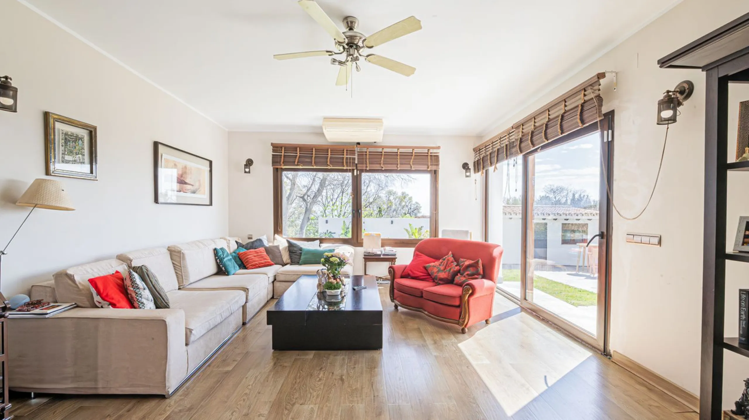 Exclusive luxury villa located in a quiet area between Benalmádena Pueblo and the coast, ideal for enjoying privacy and a Mediterranean lifestyle.