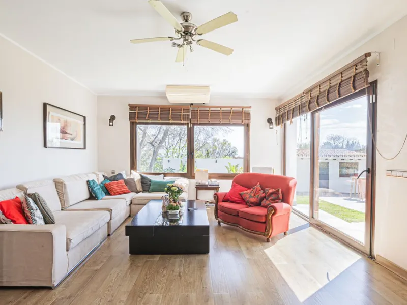 Exclusive luxury villa located in a quiet area between Benalmádena Pueblo and the coast, ideal for enjoying privacy and a Mediterranean lifestyle.