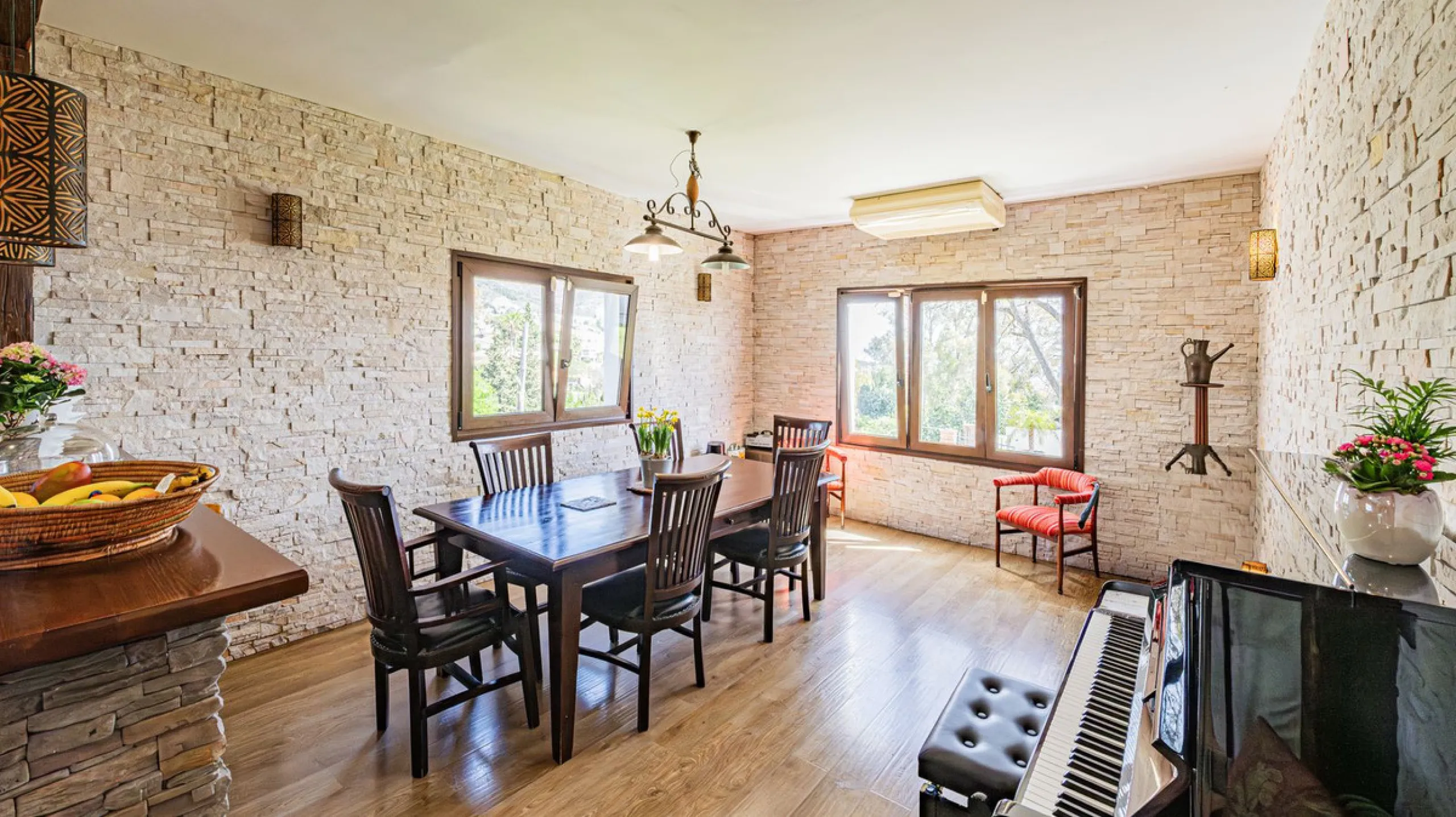 Exclusive luxury villa located in a quiet area between Benalmádena Pueblo and the coast, ideal for enjoying privacy and a Mediterranean lifestyle.
