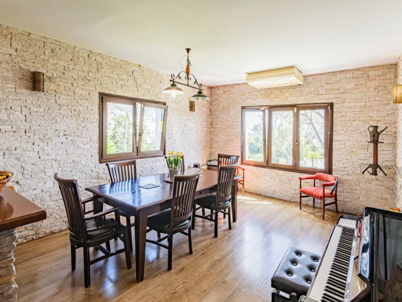 Exclusive luxury villa located in a quiet area between Benalmádena Pueblo and the coast, ideal for enjoying privacy and a Mediterranean lifestyle.
