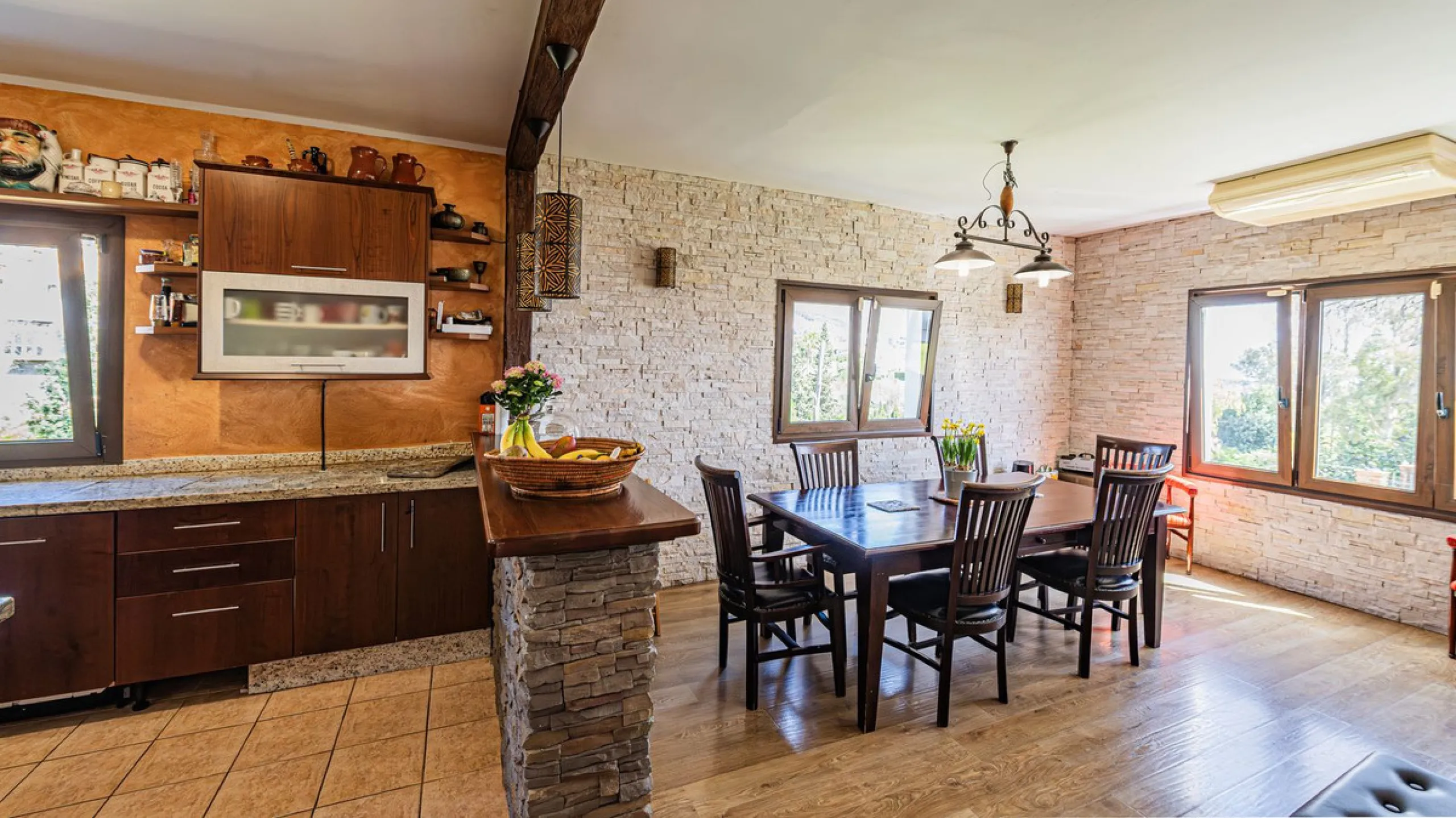 Exclusive luxury villa located in a quiet area between Benalmádena Pueblo and the coast, ideal for enjoying privacy and a Mediterranean lifestyle.