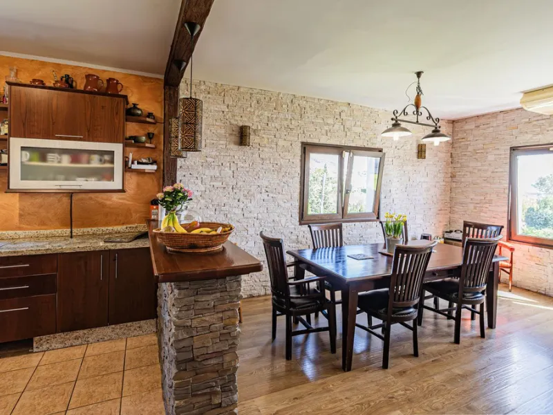 Exclusive luxury villa located in a quiet area between Benalmádena Pueblo and the coast, ideal for enjoying privacy and a Mediterranean lifestyle.