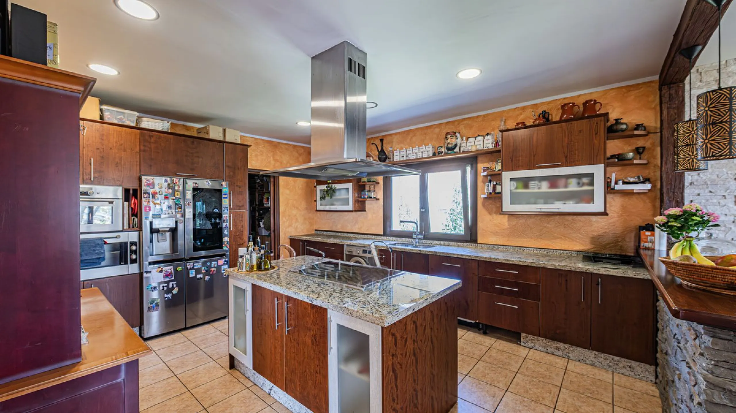 Exclusive luxury villa located in a quiet area between Benalmádena Pueblo and the coast, ideal for enjoying privacy and a Mediterranean lifestyle.