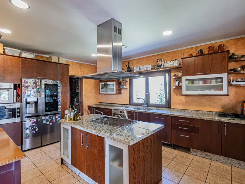 Exclusive luxury villa located in a quiet area between Benalmádena Pueblo and the coast, ideal for enjoying privacy and a Mediterranean lifestyle.