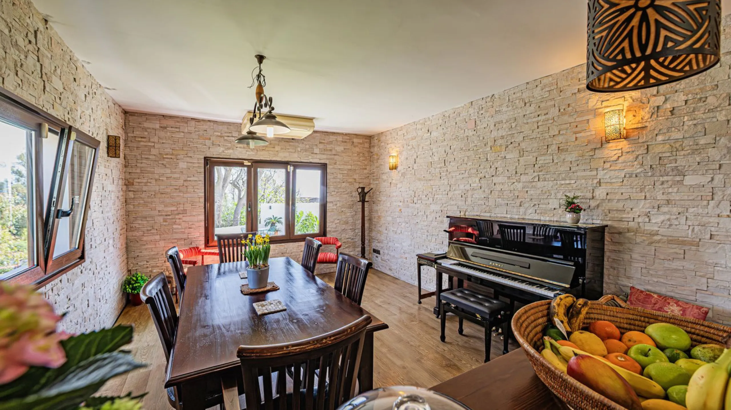 Exclusive luxury villa located in a quiet area between Benalmádena Pueblo and the coast, ideal for enjoying privacy and a Mediterranean lifestyle.