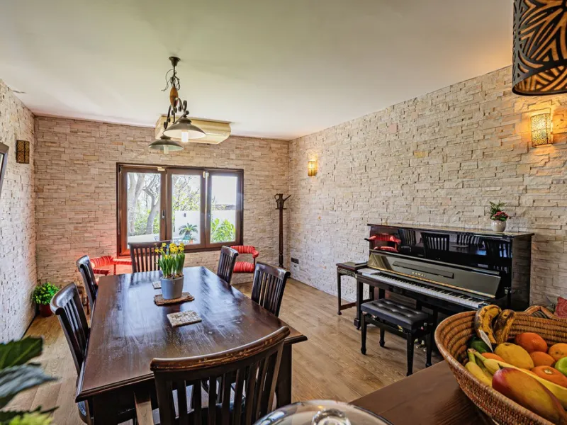 Exclusive luxury villa located in a quiet area between Benalmádena Pueblo and the coast, ideal for enjoying privacy and a Mediterranean lifestyle.