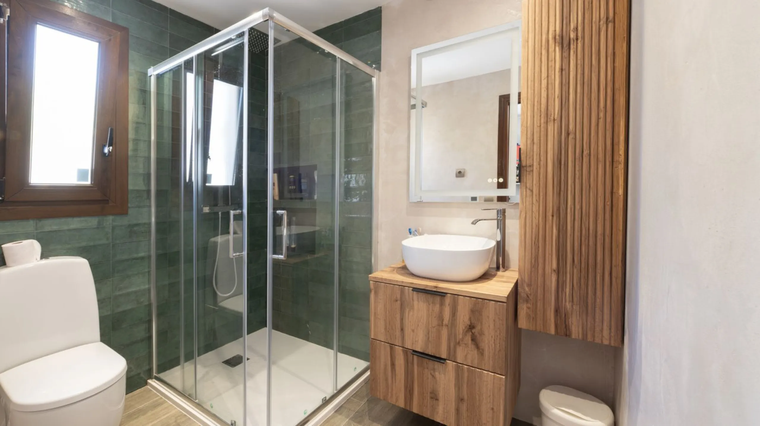 Exclusive luxury villa located in a quiet area between Benalmádena Pueblo and the coast, ideal for enjoying privacy and a Mediterranean lifestyle.