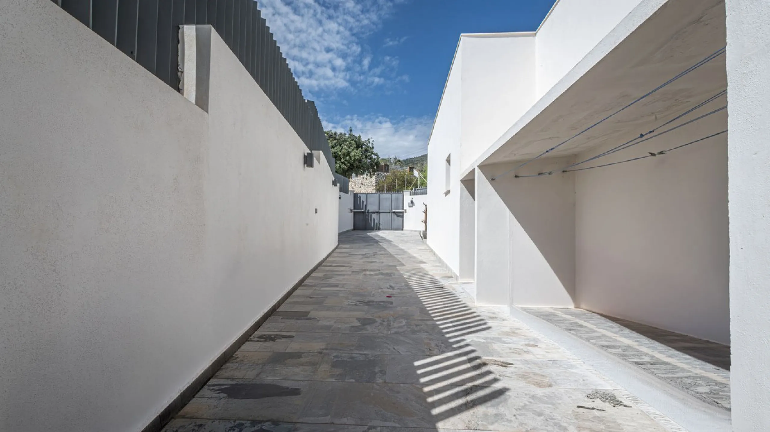 Exclusive luxury villa located in a quiet area between Benalmádena Pueblo and the coast, ideal for enjoying privacy and a Mediterranean lifestyle.