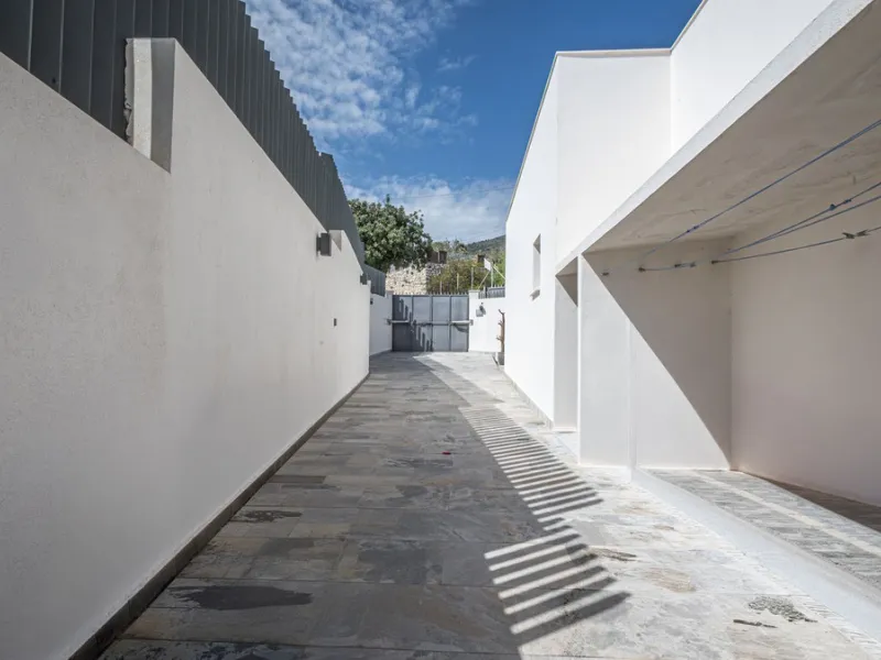 Exclusive luxury villa located in a quiet area between Benalmádena Pueblo and the coast, ideal for enjoying privacy and a Mediterranean lifestyle.