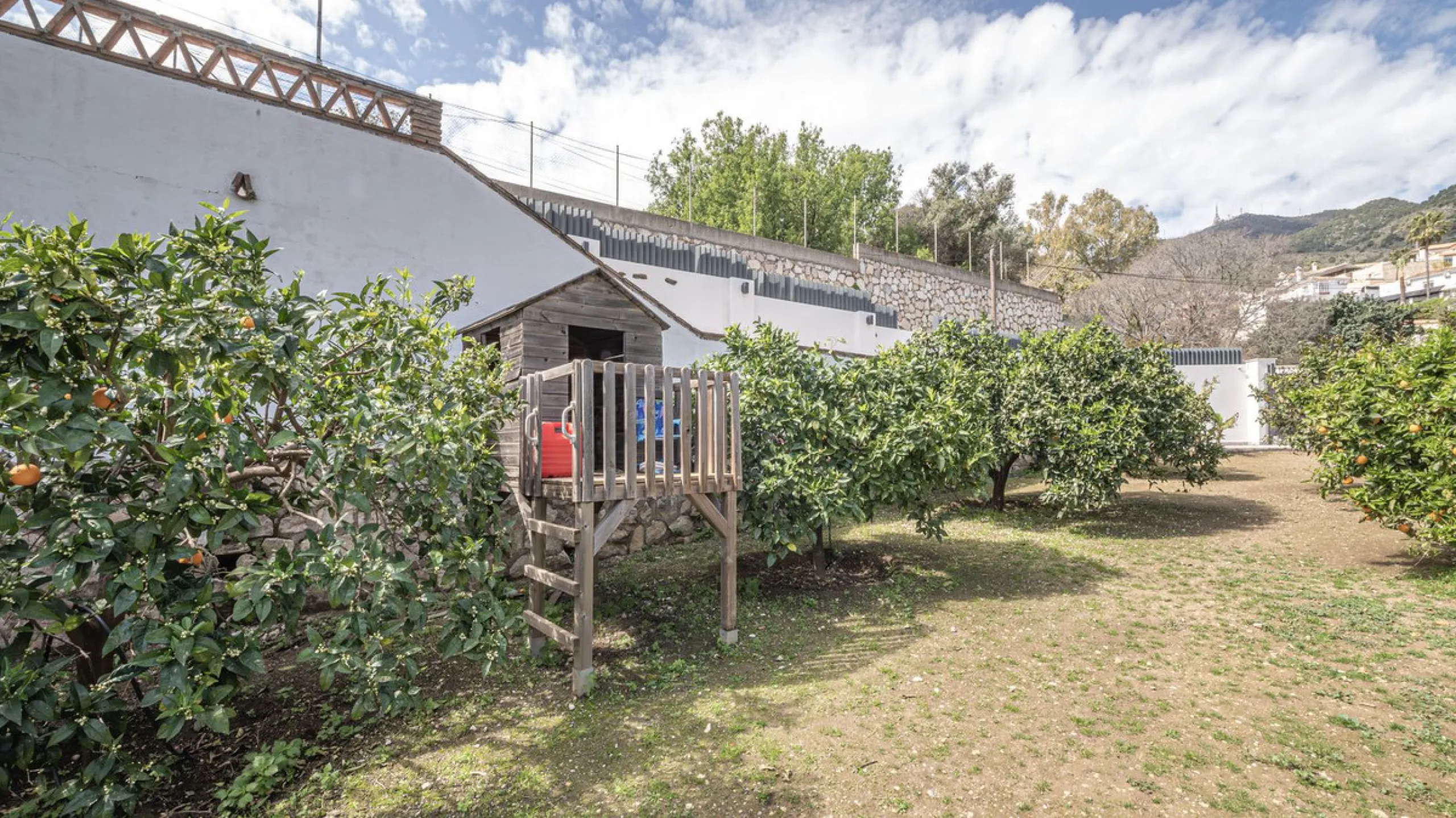 Exclusive luxury villa located in a quiet area between Benalmádena Pueblo and the coast, ideal for enjoying privacy and a Mediterranean lifestyle.