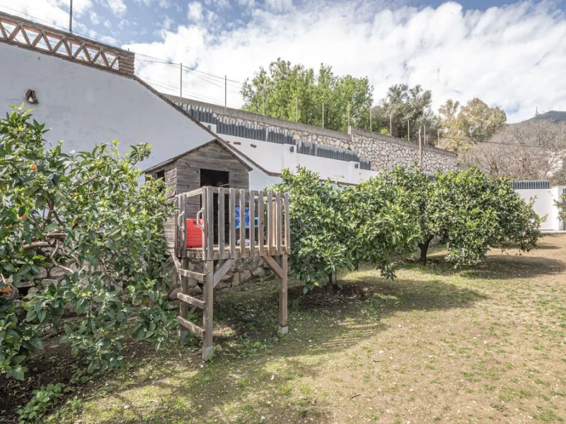 Exclusive luxury villa located in a quiet area between Benalmádena Pueblo and the coast, ideal for enjoying privacy and a Mediterranean lifestyle.