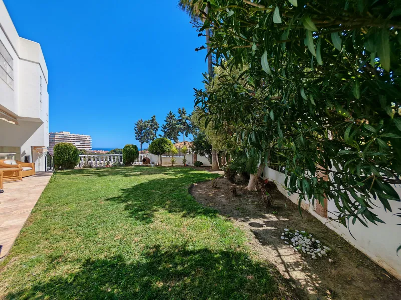 Semi Detached Villa for sale in , Benalmadena with 5 bedrooms, 3 bathrooms, 3 en suite bathrooms, 1 toilet and with orientation south/east, with communal swimming pool, private garage (2 parking spaces) and private garden. Regarding property dimensions, i
