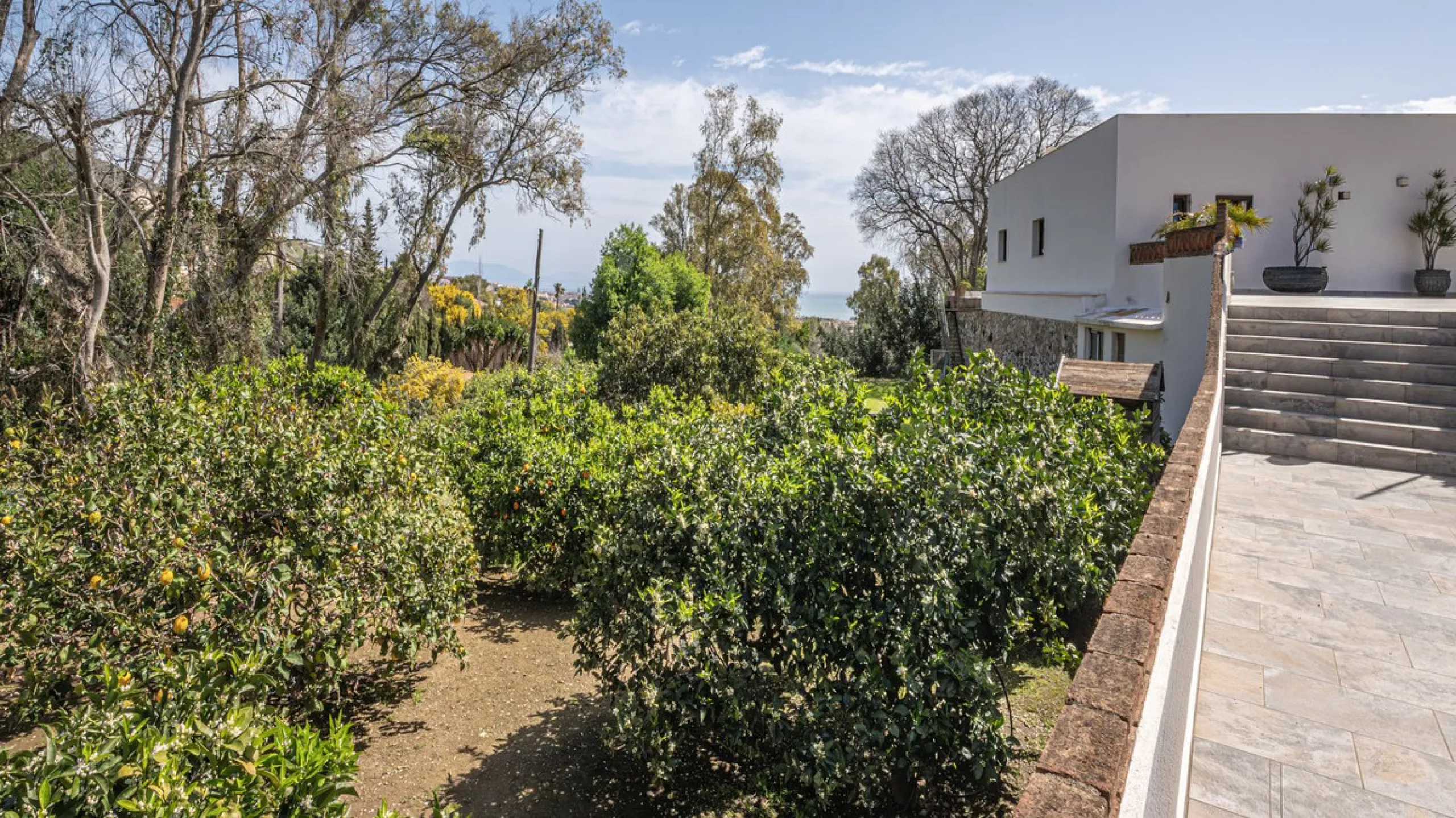 Exclusive luxury villa located in a quiet area between Benalmádena Pueblo and the coast, ideal for enjoying privacy and a Mediterranean lifestyle.