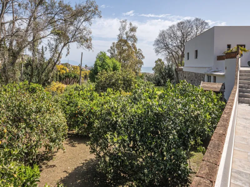 Exclusive luxury villa located in a quiet area between Benalmádena Pueblo and the coast, ideal for enjoying privacy and a Mediterranean lifestyle.