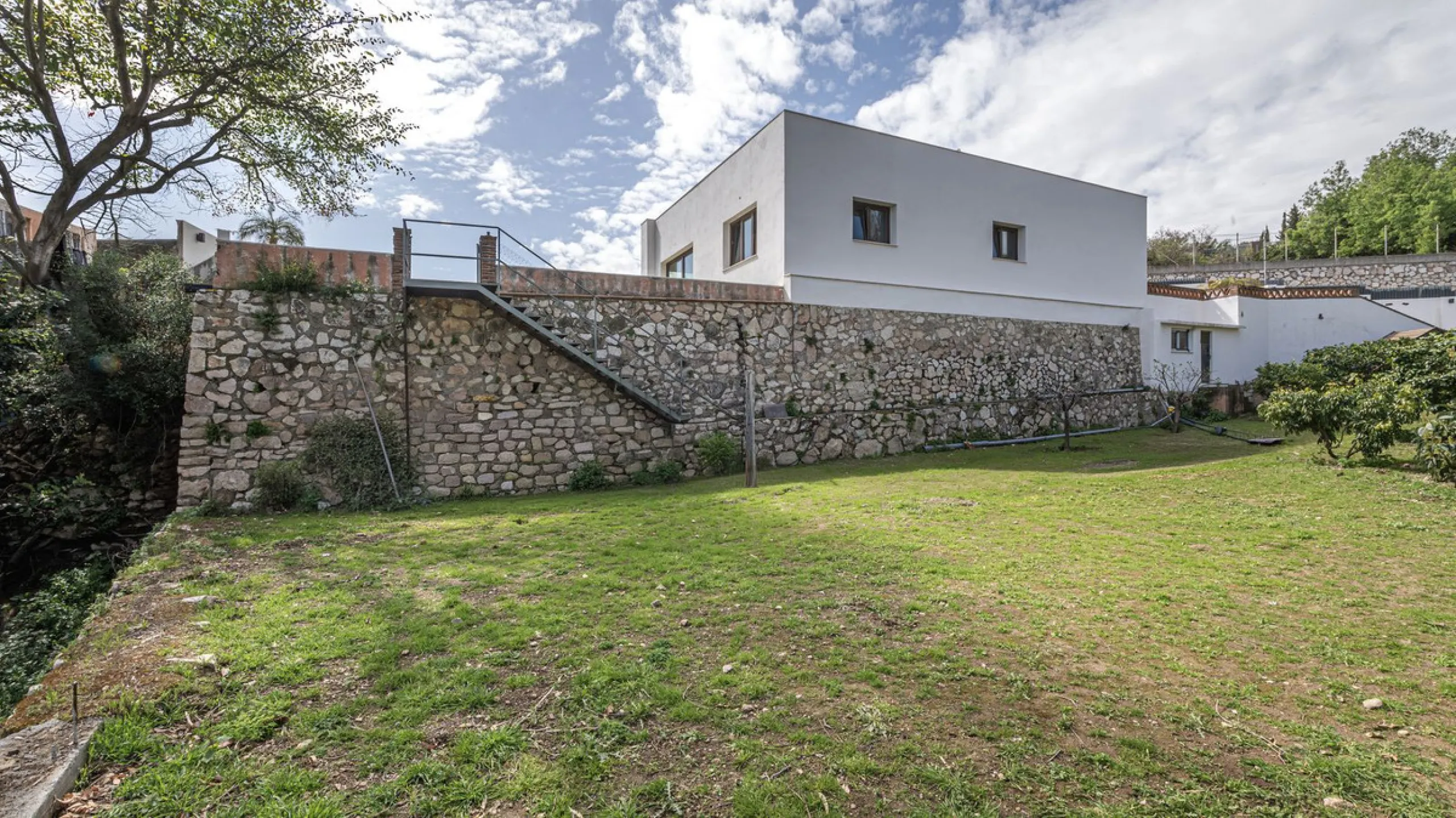 Exclusive luxury villa located in a quiet area between Benalmádena Pueblo and the coast, ideal for enjoying privacy and a Mediterranean lifestyle.