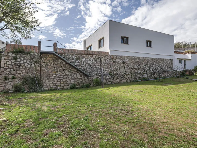 Exclusive luxury villa located in a quiet area between Benalmádena Pueblo and the coast, ideal for enjoying privacy and a Mediterranean lifestyle.