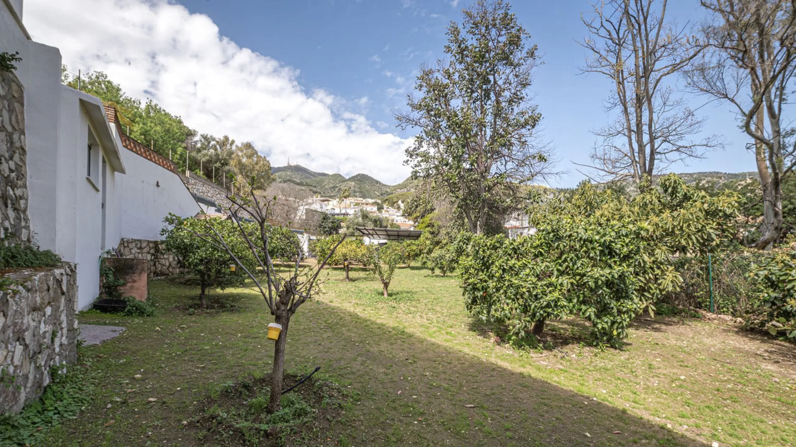 Exclusive luxury villa located in a quiet area between Benalmádena Pueblo and the coast, ideal for enjoying privacy and a Mediterranean lifestyle.