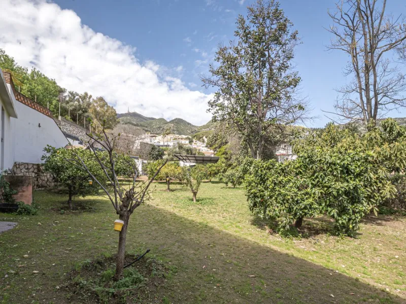 Exclusive luxury villa located in a quiet area between Benalmádena Pueblo and the coast, ideal for enjoying privacy and a Mediterranean lifestyle.