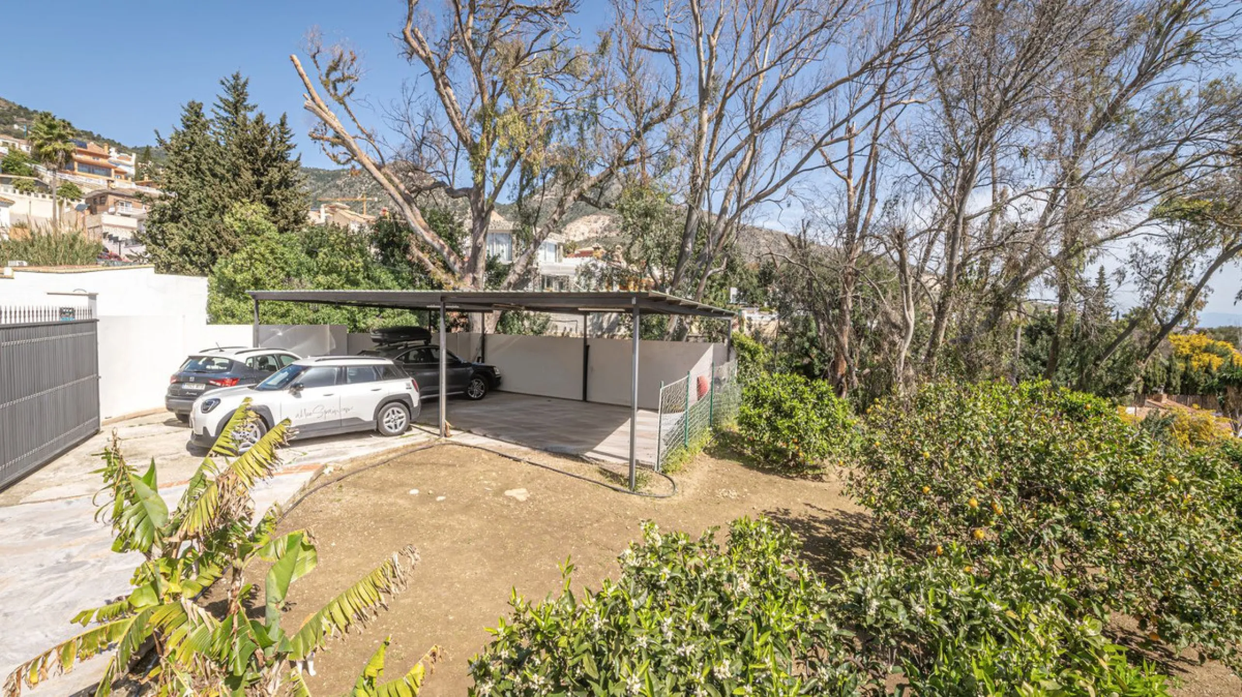 Exclusive luxury villa located in a quiet area between Benalmádena Pueblo and the coast, ideal for enjoying privacy and a Mediterranean lifestyle.