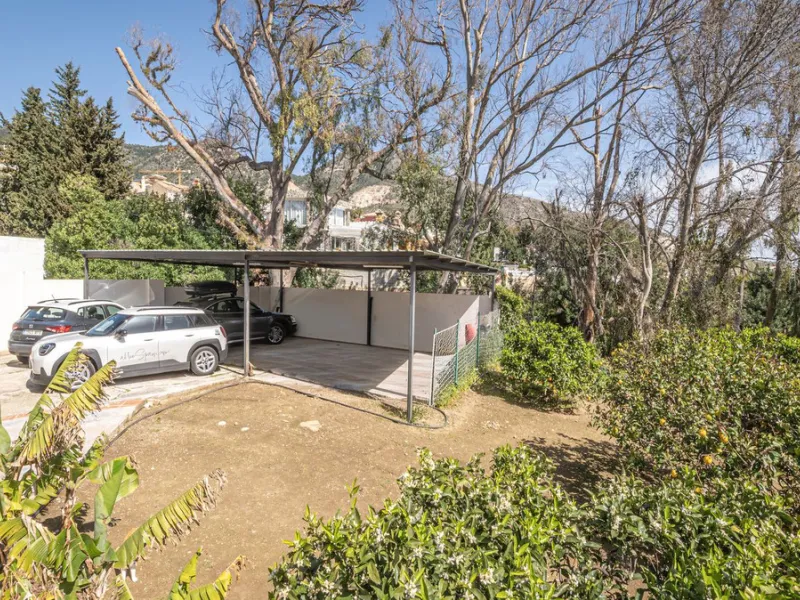 Exclusive luxury villa located in a quiet area between Benalmádena Pueblo and the coast, ideal for enjoying privacy and a Mediterranean lifestyle.
