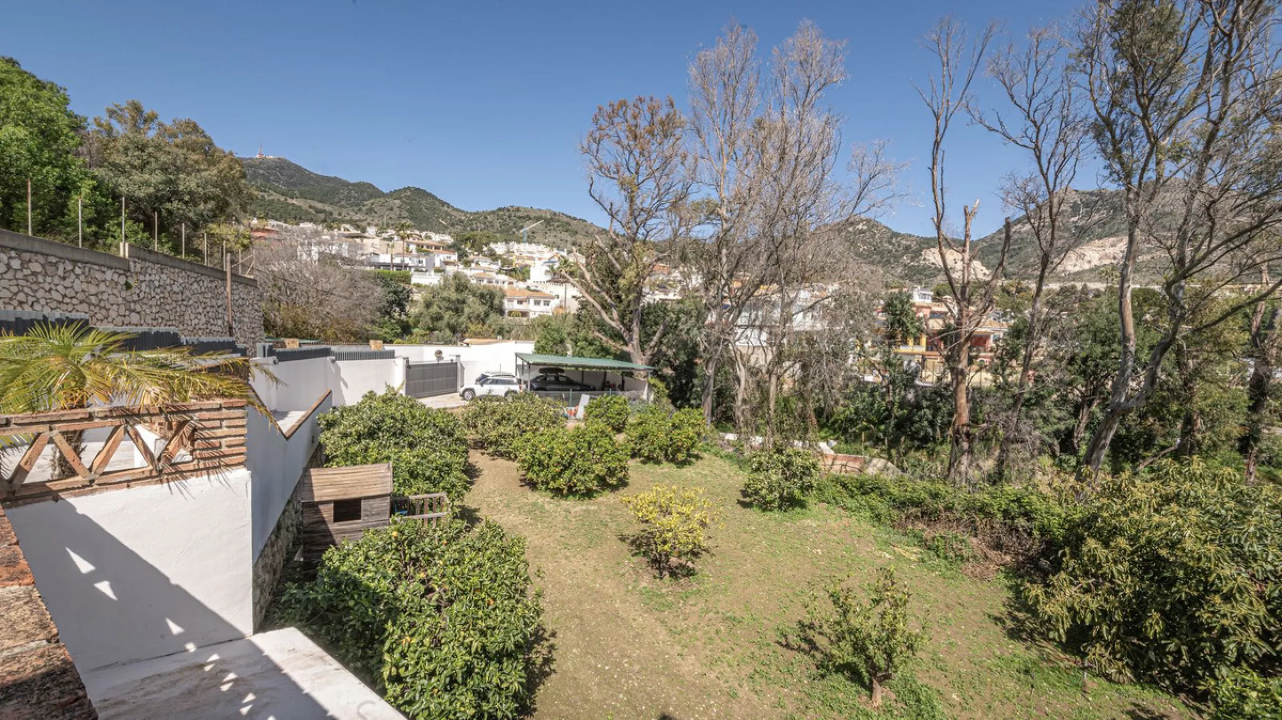 Exclusive luxury villa located in a quiet area between Benalmádena Pueblo and the coast, ideal for enjoying privacy and a Mediterranean lifestyle.