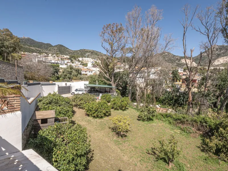 Exclusive luxury villa located in a quiet area between Benalmádena Pueblo and the coast, ideal for enjoying privacy and a Mediterranean lifestyle.