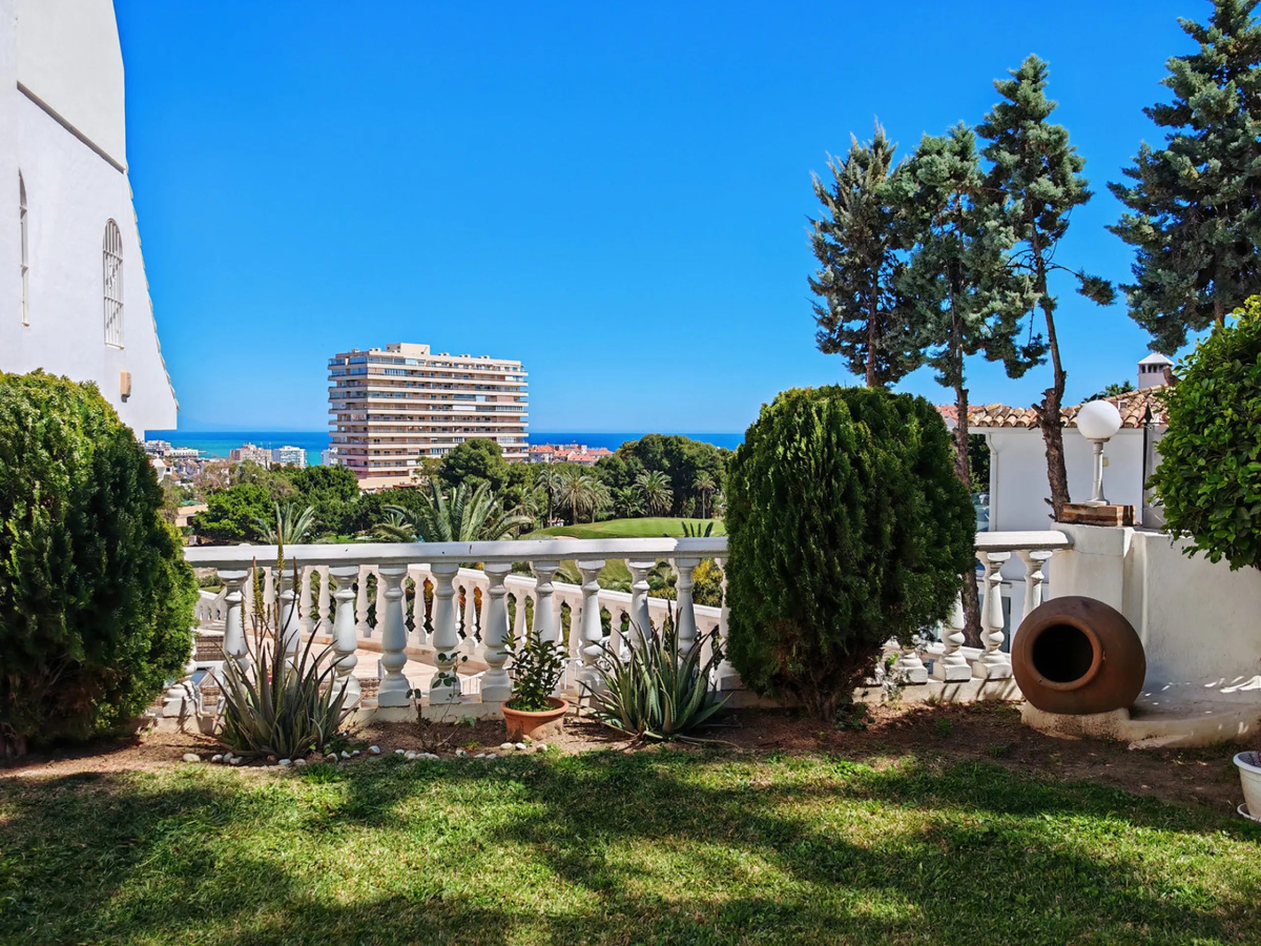 Semi Detached Villa for sale in , Benalmadena with 5 bedrooms, 3 bathrooms, 3 en suite bathrooms, 1 toilet and with orientation south/east, with communal swimming pool, private garage (2 parking spaces) and private garden. Regarding property dimensions, i