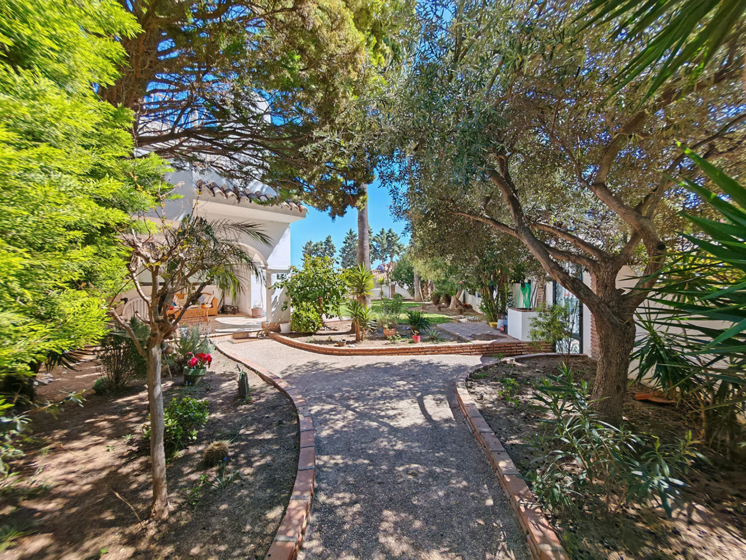 Semi Detached Villa for sale in , Benalmadena with 5 bedrooms, 3 bathrooms, 3 en suite bathrooms, 1 toilet and with orientation south/east, with communal swimming pool, private garage (2 parking spaces) and private garden. Regarding property dimensions, i