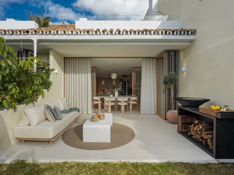 Newly renovated townhouse in the Heart of Aloha.