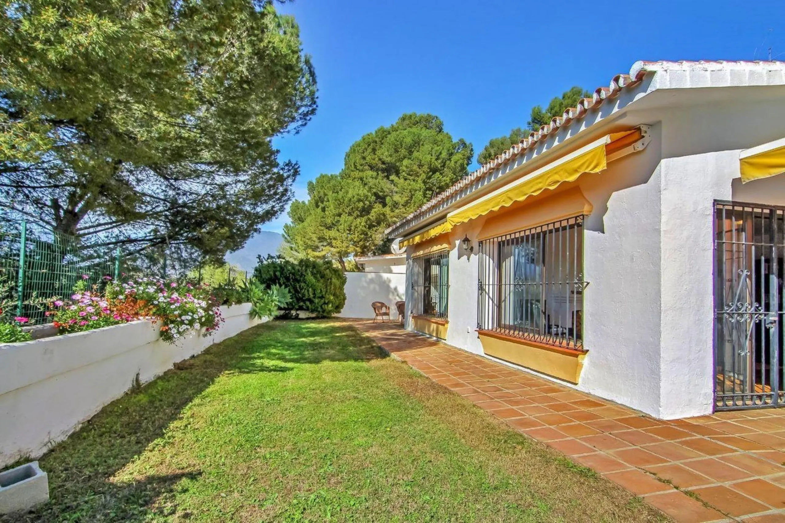 Three-Bedroom Townhouse with Partial Lake and Mountain Views – A Home in Harmony with Nature