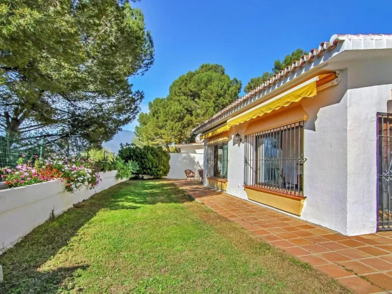 Three-Bedroom Townhouse with Partial Lake and Mountain Views – A Home in Harmony with Nature