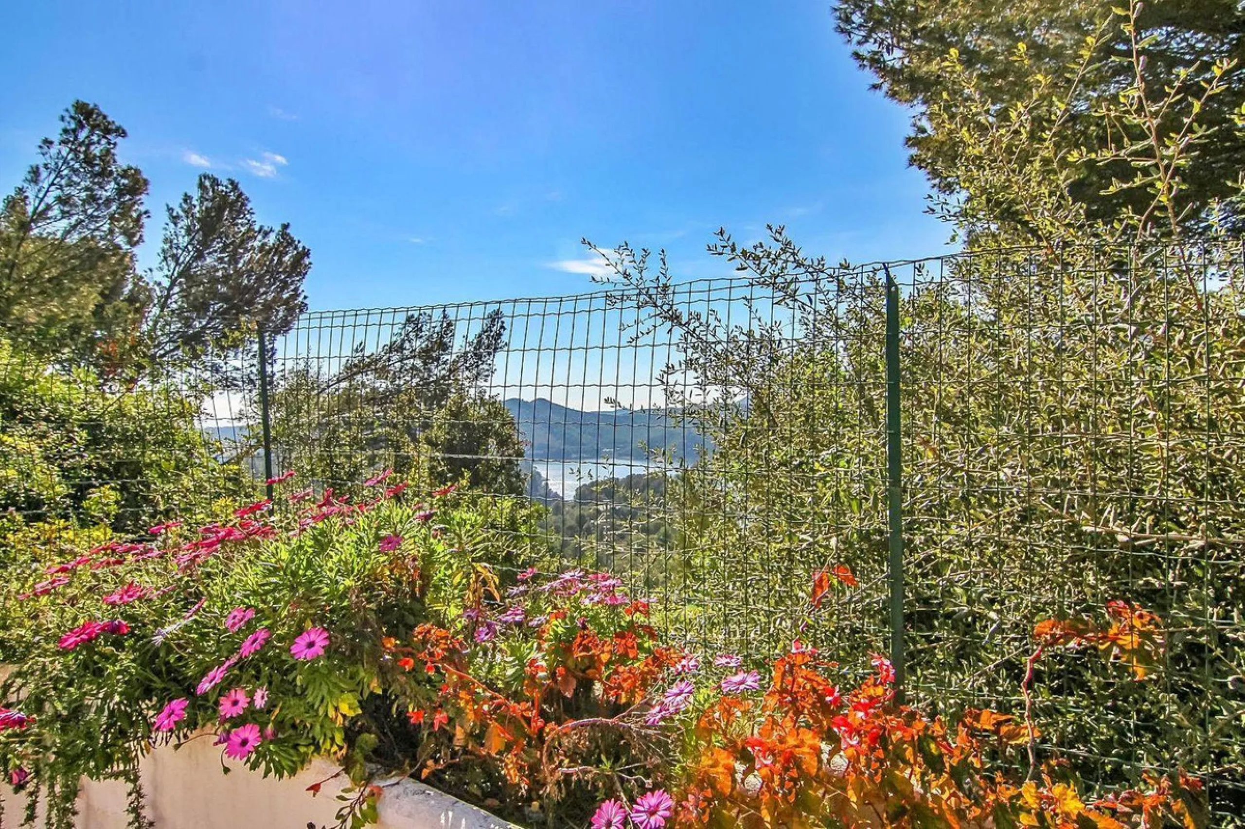 Three-Bedroom Townhouse with Partial Lake and Mountain Views – A Home in Harmony with Nature