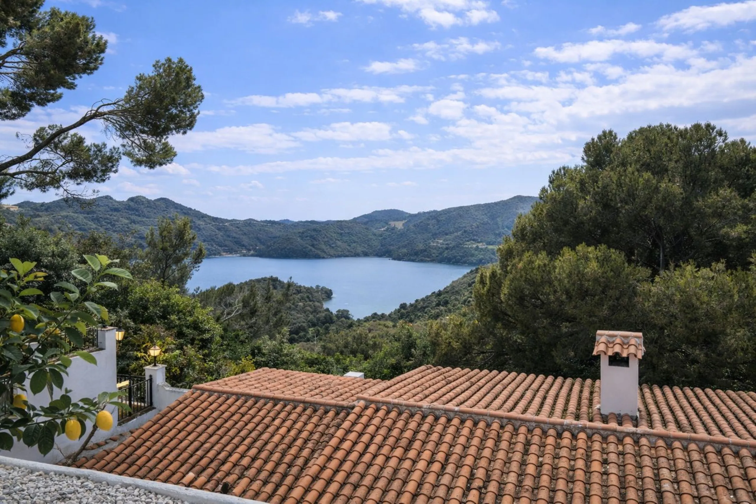 Three-Bedroom Townhouse with Partial Lake and Mountain Views – A Home in Harmony with Nature