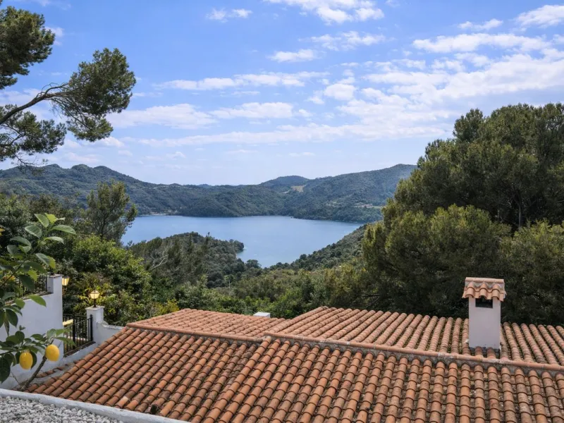 Three-Bedroom Townhouse with Partial Lake and Mountain Views – A Home in Harmony with Nature
