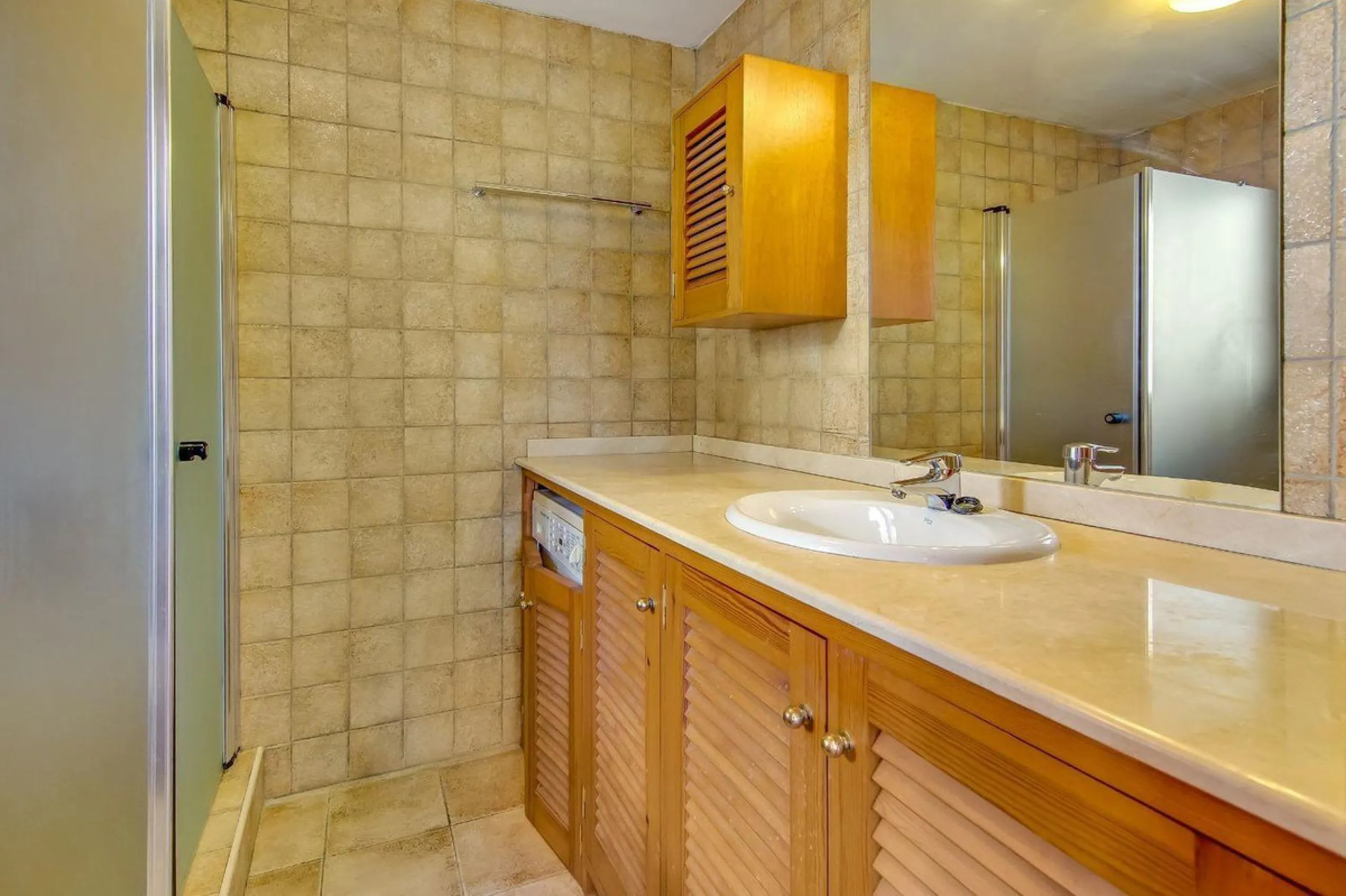 Three-Bedroom Townhouse with Partial Lake and Mountain Views – A Home in Harmony with Nature