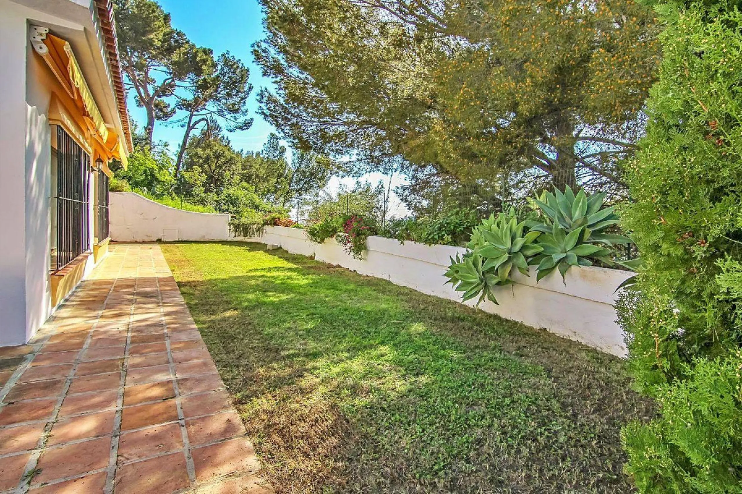 Three-Bedroom Townhouse with Partial Lake and Mountain Views – A Home in Harmony with Nature
