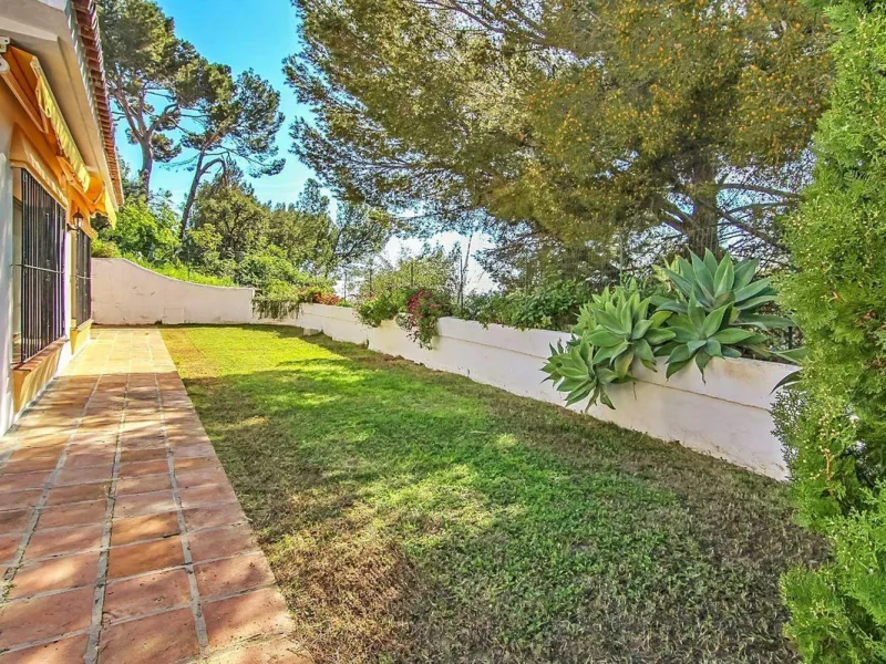 Three-Bedroom Townhouse with Partial Lake and Mountain Views – A Home in Harmony with Nature