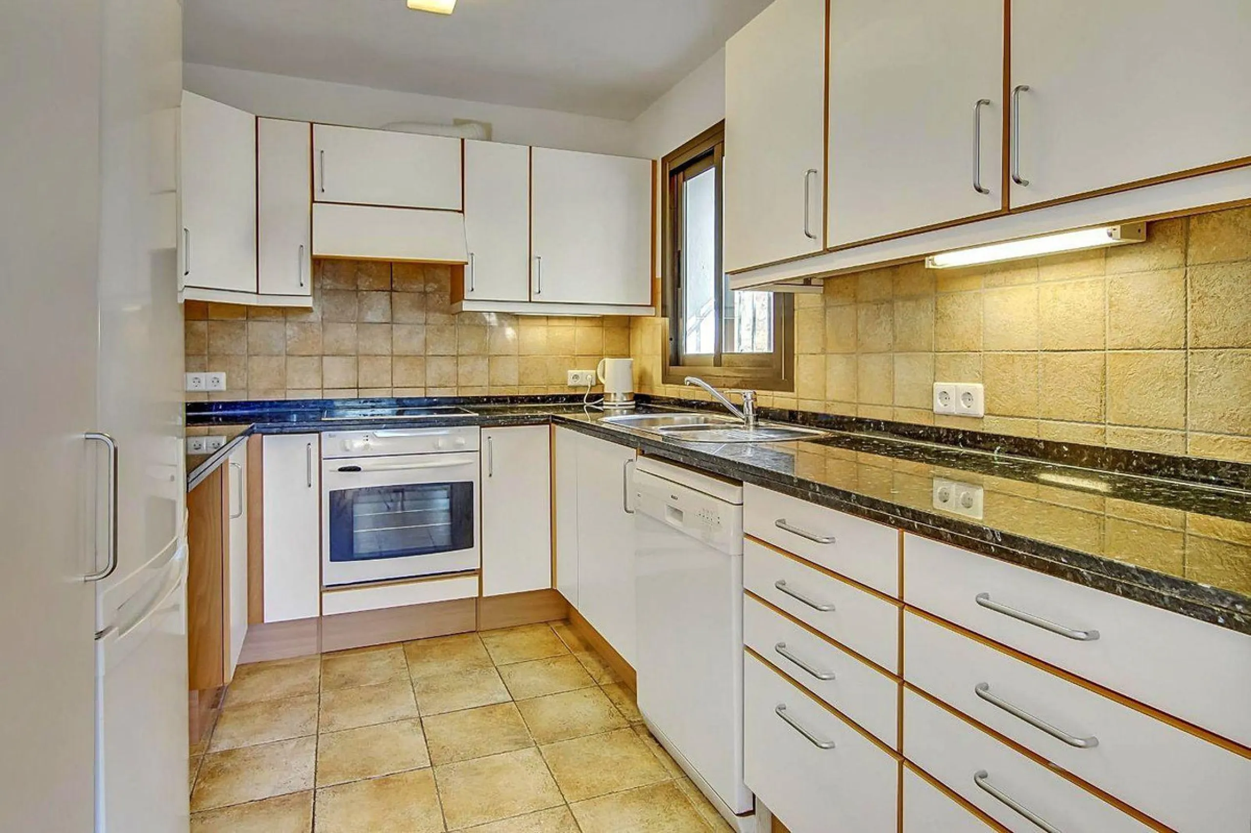 Three-Bedroom Townhouse with Partial Lake and Mountain Views – A Home in Harmony with Nature