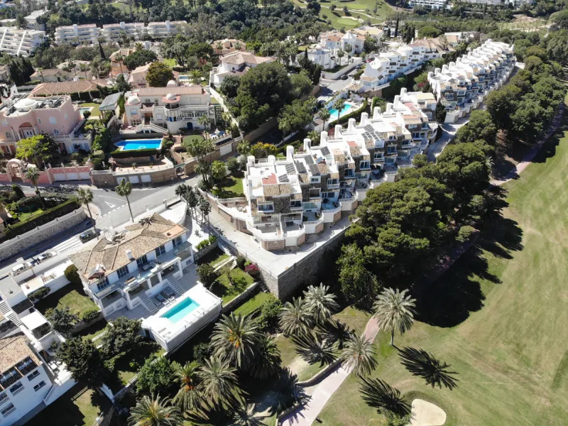 Semi Detached Villa for sale in , Benalmadena with 5 bedrooms, 3 bathrooms, 3 en suite bathrooms, 1 toilet and with orientation south/east, with communal swimming pool, private garage (2 parking spaces) and private garden. Regarding property dimensions, i