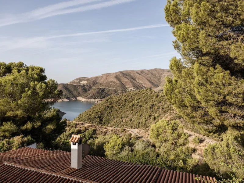 Three-Bedroom Townhouse with Partial Lake and Mountain Views – A Home in Harmony with Nature