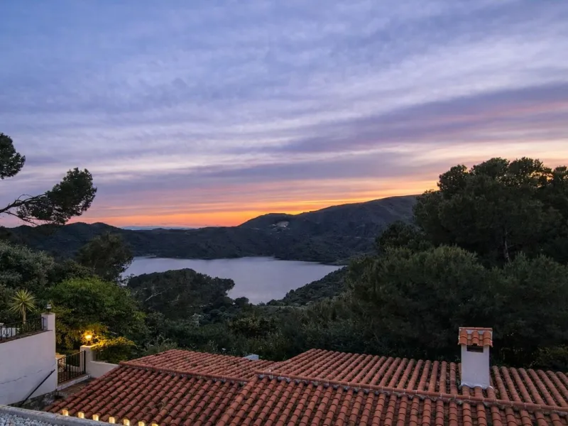 Three-Bedroom Townhouse with Partial Lake and Mountain Views – A Home in Harmony with Nature