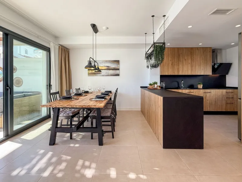 Modern 3-Bedroom Townhouse with Rooftop Terrace, El Paraíso