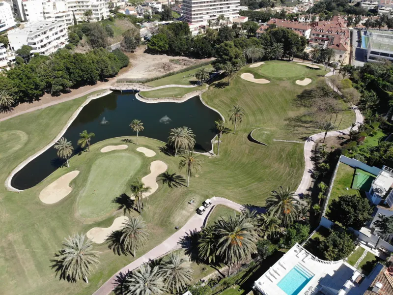 Semi Detached Villa for sale in , Benalmadena with 5 bedrooms, 3 bathrooms, 3 en suite bathrooms, 1 toilet and with orientation south/east, with communal swimming pool, private garage (2 parking spaces) and private garden. Regarding property dimensions, i