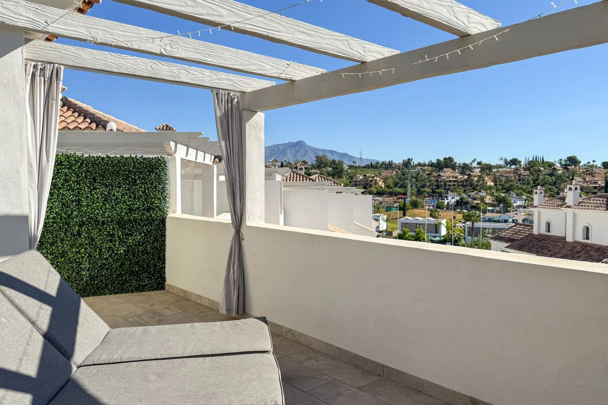 House - Townhouse в продаже в El Paraiso, Málaga. В доме 3 спален и 3 ванных комнат. Площадь дома 153 м²